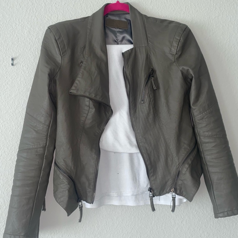 BlankNYC taupe structured PU leather jacket😍